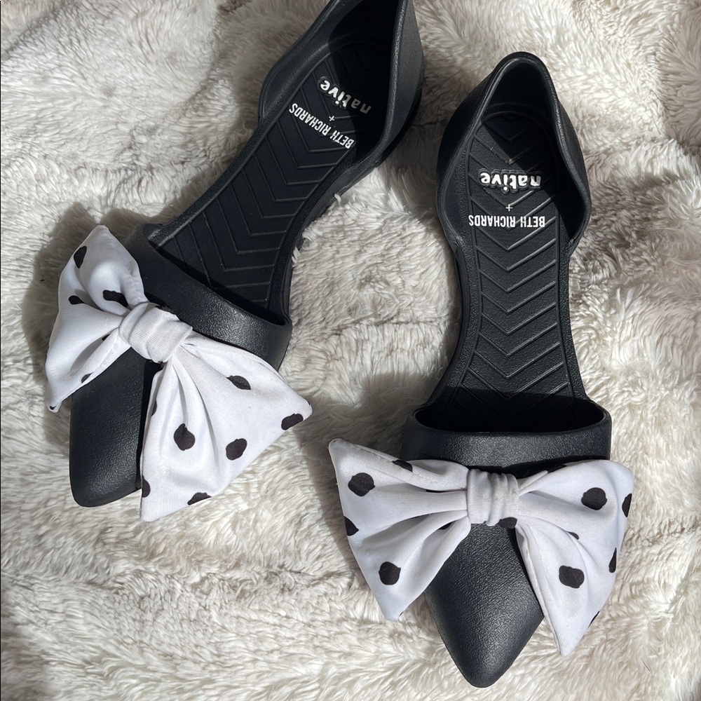 Native Beth Richards Audrey Polka Dot Bow Pointed Toe Flats🖤 - Picture 2 of 13